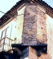 Santa Croce del Sannio (BN), 1998, Centro storico: abitazioni fortificate.