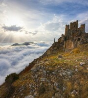 Rocca Calascio (foto Settemuse.it) "La Torre, nel periodo Normanno ed anche poi durante il Regno delle Due Sicilie, fu usata...