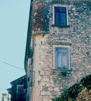 Santa Croce del Sannio (BN), 1998, Centro storico: abitazioni fortificate.