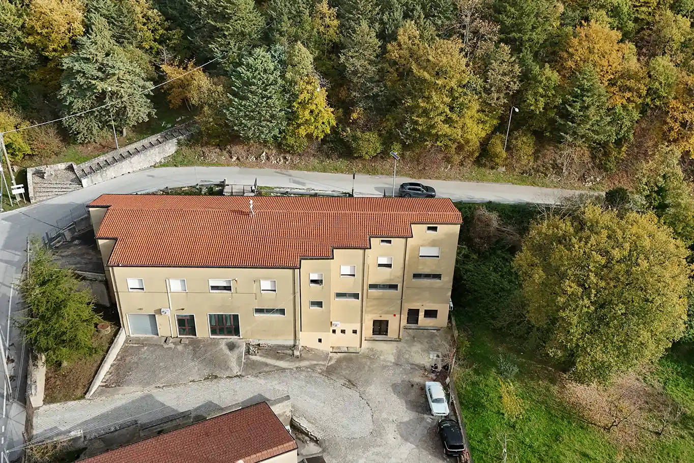Vista aerea dell’edificio che ospita il Rural Lab, inserito nel contesto urbano circostante con tetti, strade e aree verdi visibili dall’alto.