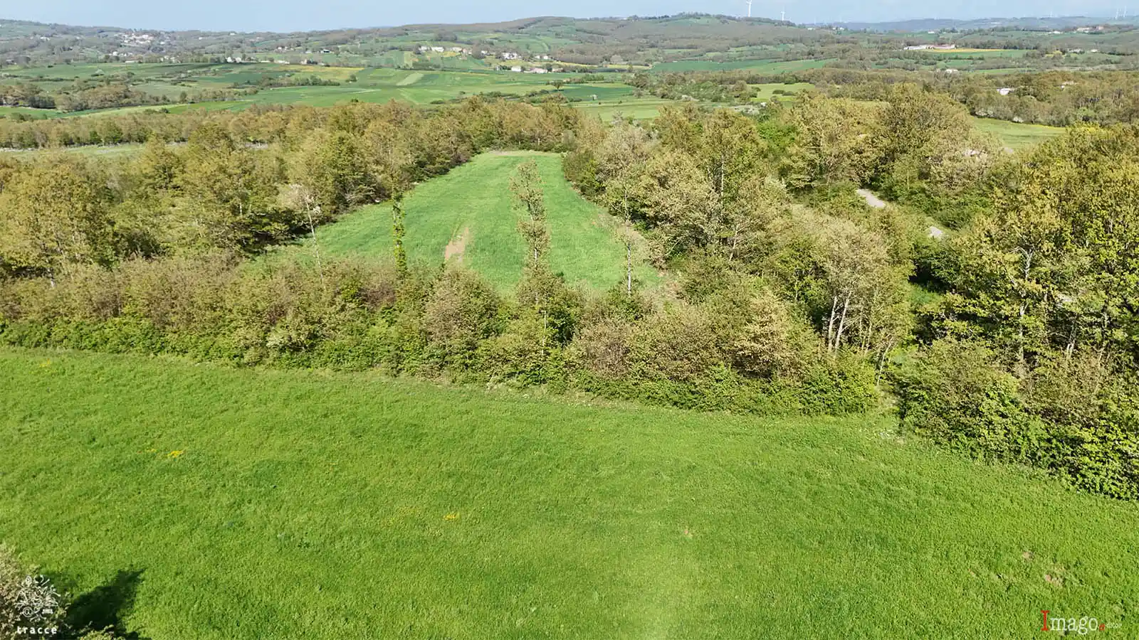 Veduta del Regio Tratturo Pescasseroli-Candela lungo il confine tra Santa Croce del Sannio e Cercemaggiore. Il tracciato storico appare completamente coperto dalla vegetazione spontanea e corre parallelamente ai campi agricoli del paesaggio rurale circostante.