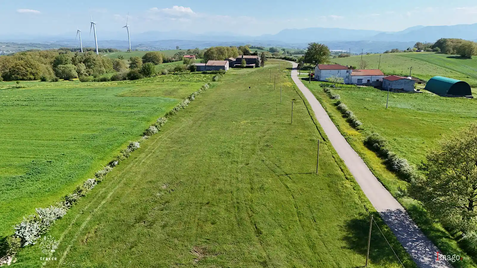Veduta aerea del Regio Tratturo Pescasseroli-Candela in direzione sud nei pressi di Santa Croce del Sannio. Il corridoio tratturale appare chiaramente riconoscibile nel paesaggio rurale grazie alla manutenzione effettuata dagli agricoltori locali tra campi coltivati e vegetazione spontanea.