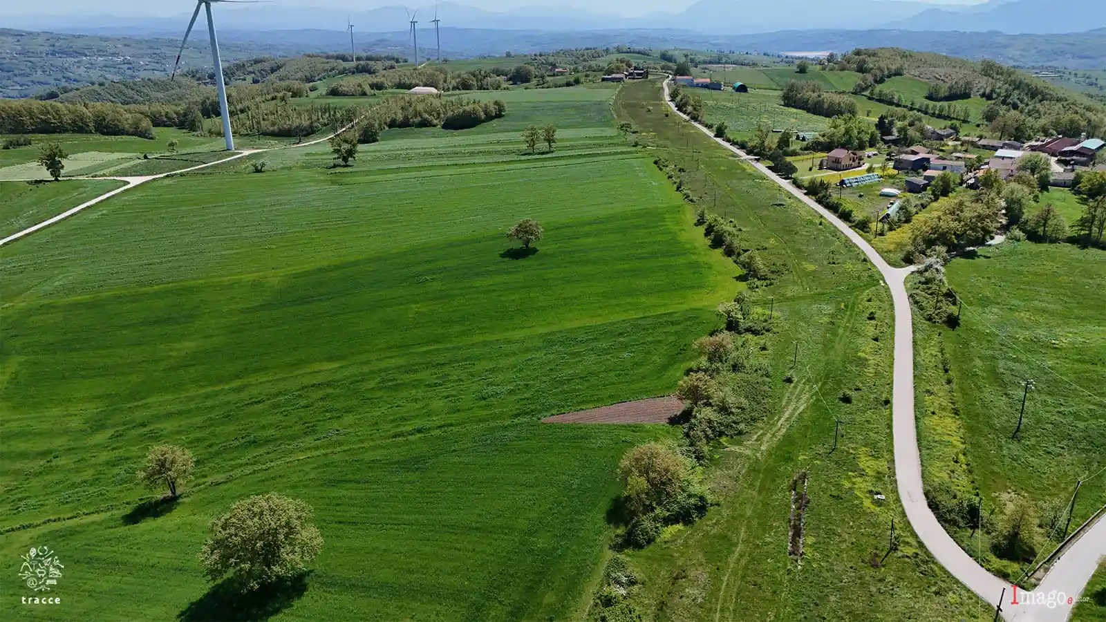Veduta aerea di un ampio tratto del Regio Tratturo Pescasseroli-Candela nel paesaggio rurale sannita. Il tracciato storico si sviluppa lungo il confine di Santa Croce del Sannio e prosegue verso Circello, visibile sul lato sinistro dell’immagine in direzione sud-est.