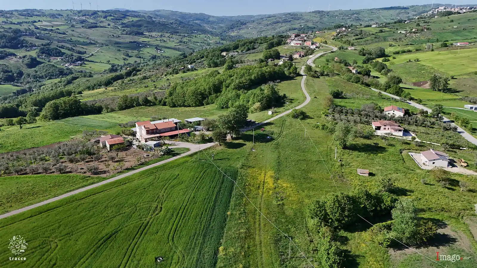 Veduta del Regio Tratturo Pescasseroli-Candela nel territorio di Circello, osservato dopo il suo passaggio da Santa Croce del Sannio lungo la SS 625. Il tracciato storico attraversa il paesaggio rurale tra vegetazione spontanea, campi agricoli e infrastrutture stradali contemporanee.