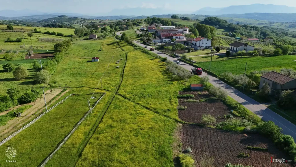 Veduta del Regio Tratturo Pescasseroli-Candela in direzione sud nel territorio di Circello. Il tracciato storico attraversa un contesto rurale caratterizzato dalla presenza della SS 625, campi agricoli e abitazioni private distribuite lungo il paesaggio collinare sannita.