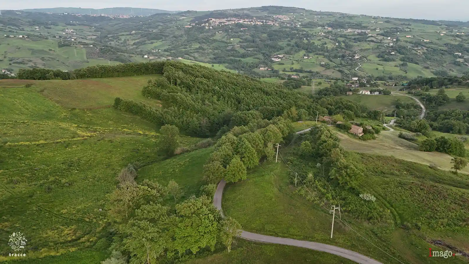 Veduta panoramica del Regio Tratturo Pescasseroli-Candela nel territorio di Circello. Il tracciato storico si sviluppa in direzione sud attraversando un’area collinare caratterizzata da un marcato dislivello tra aree agricole, vegetazione spontanea e rilievi del paesaggio sannita.
