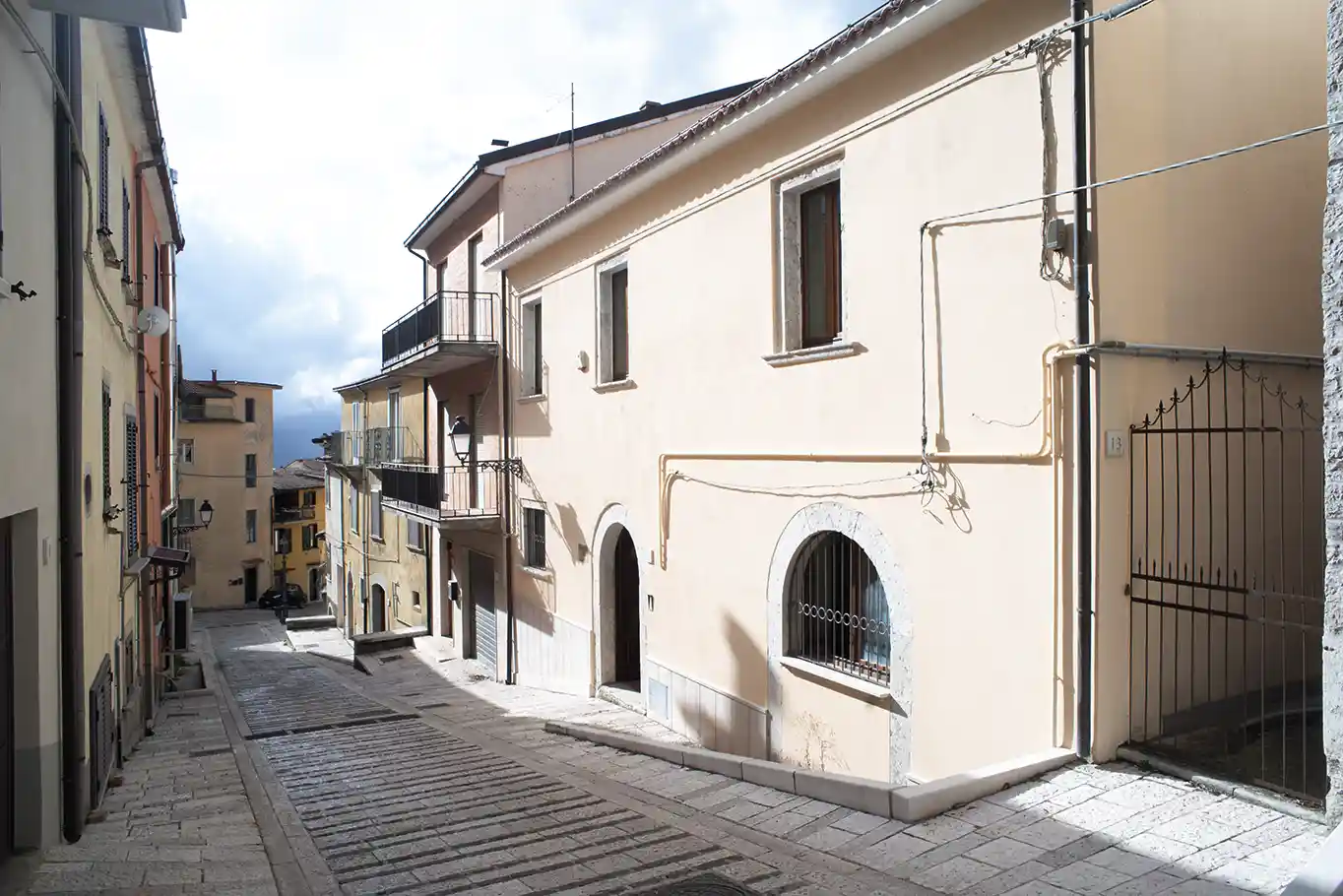 Vista di Via Tenente Flavio Gioia con, sulla destra, l'ingresso della Fondazione Galanti situato al numero civico 11.