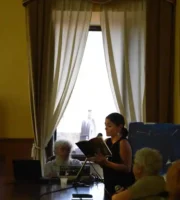 Oltre la finestra l_affaccio sulla chiesa madre