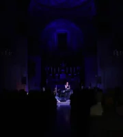 La sala si fa buia