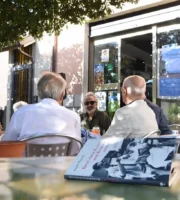 Tra amici davanti a un bar