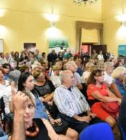 Una gremita sala del consiglio